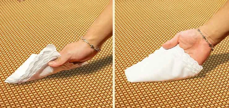 Sử dụng khăn ẩm lau sạch bụi bẩn trên chiếu điều hòa để giữ cho chiếu luôn mới mẻ