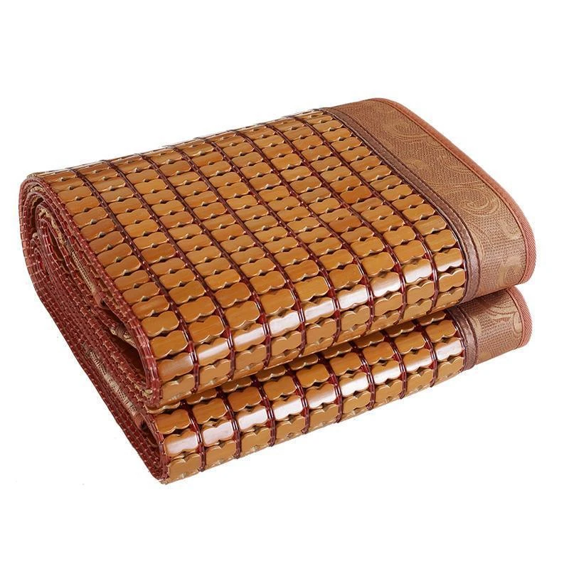 Chiếu trúc hạt đen có viền vải chắc chắn, tạo điểm nhấn sang trọng và bền bỉ, mang lại sự thoải mái và thẩm mỹ cho không gian ngủ.