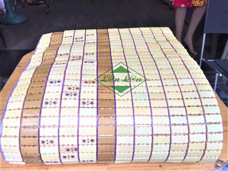 Chất Liệu Tự Nhiên: Được làm từ tre tự nhiên trên 5 năm tuổi, chiếu thân thiện với sức khỏe và môi trường, không chứa hóa chất độc hại.